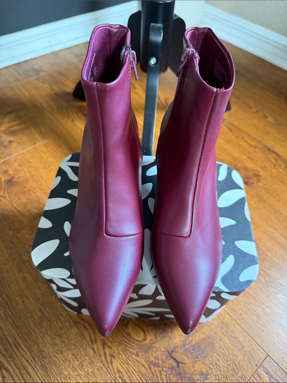 Women's Pointed Toe Ankle Boots in Wine